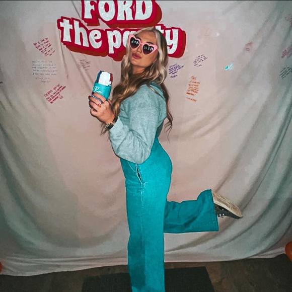 Meet your Posher, Taylor - Picture 1 of 1